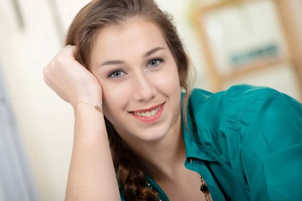 Retrato Uma Jovem Sorridente Vestida Verde — Fotografia de Stock