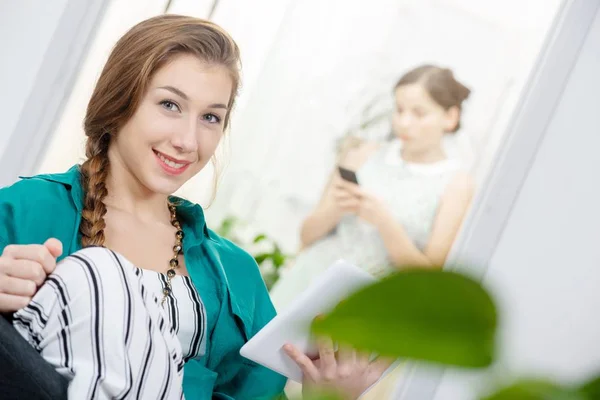 Mujer Joven Con Una Trenza Usando Una Tableta — Foto de Stock