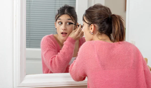 Una Giovane Donna Bruna Che Trucca Allo Specchio — Foto Stock