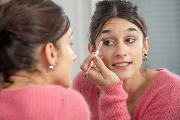 Young Brunette Woman Putting Makeup Mirror — Stock Photo, Image