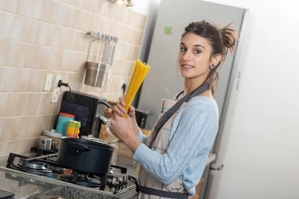 Eine Hübsche Junge Brünette Frau Kocht Der Küche — Stockfoto