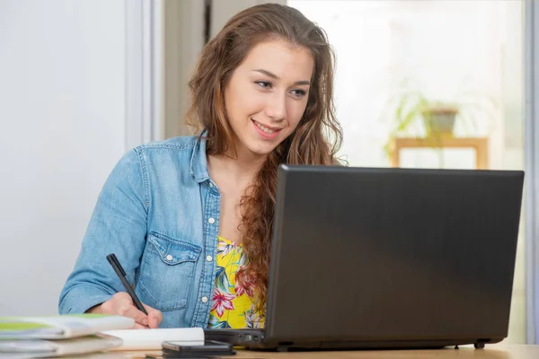 Una Joven Sonriente Con Pelo Largo Está Utilizando Ordenador Portátil — Foto de Stock