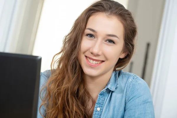 Uśmiechający Się Młoda Kobieta Długimi Włosami Jest Używany Komputer Przenośny — Zdjęcie stockowe