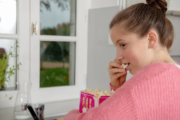 Giovane Ragazza Adolescente Con Maglione Rosa Mangiare Popcorn Casa — Foto Stock