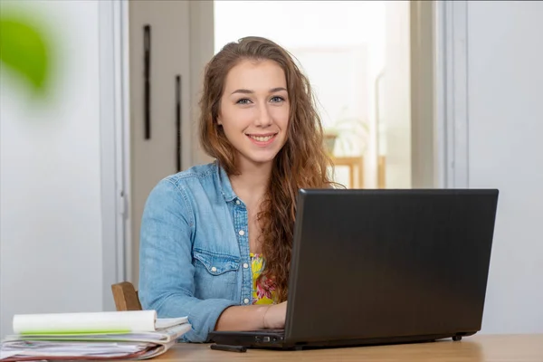 Una Joven Sonriente Con Pelo Largo Está Utilizando Ordenador Portátil — Foto de Stock