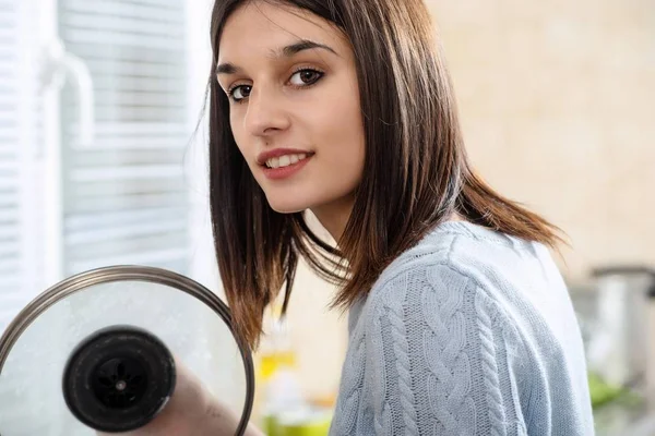 Une Jolie Jeune Femme Brune Cuisine Dans Cuisine — Photo