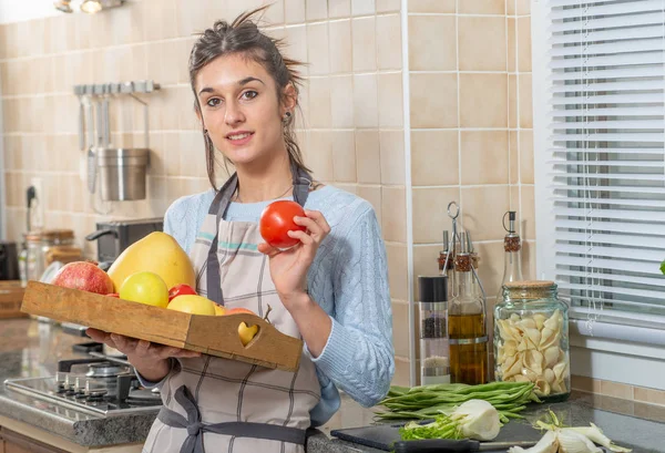 Sorrindo Jovem Mulher Com Vários Frutos Cozinha — Fotografia de Stock