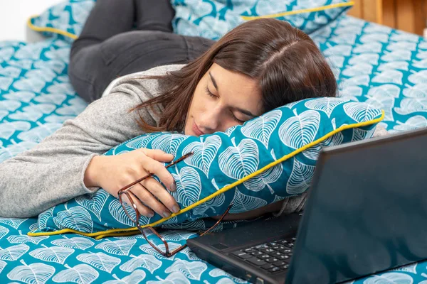 Egy Fiatal Barna Alszik Ágyban Laptop — Stock Fotó
