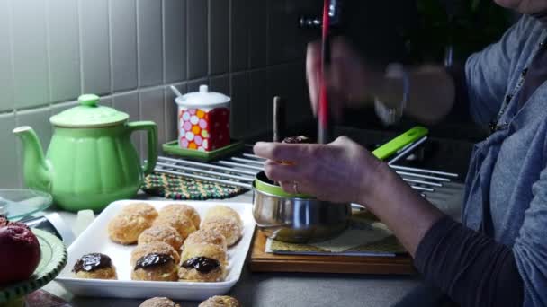 Mujer Prepara Pequeños Pasteles Chocolate Cerca — Vídeos de Stock