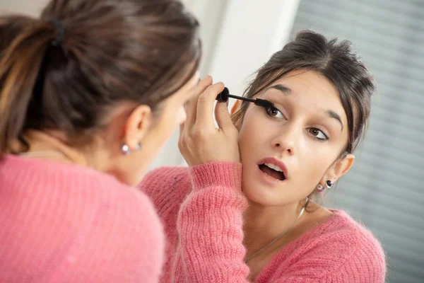 Una Joven Morena Poniendo Maquillaje Espejo —  Fotos de Stock