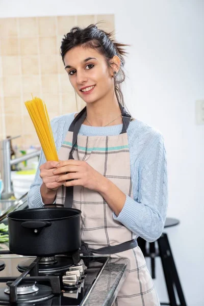 Dość Młoda Brunetka Kobieta Gotowania Kuchni — Zdjęcie stockowe