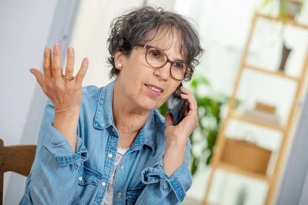Una Mujer Mediana Edad Feliz Con Gafas Usando Hablando Teléfono —  Fotos de Stock