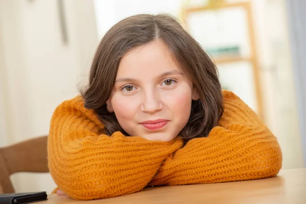 Een Jong Tienermeisje Met Een Gele Trui — Stockfoto