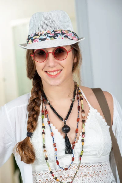 Porträtt Vackra Hippie Flicka Med Vit Sommar Hatt — Stockfoto