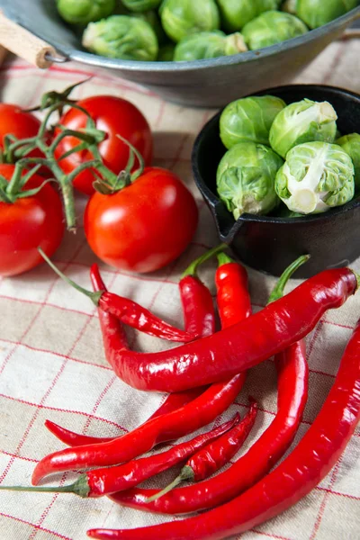 Les Piments Rouges Aux Choux Bruxelles Aux Tomates — Photo