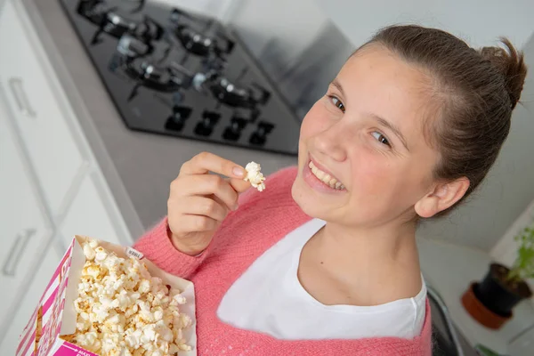 Joven Adolescente Con Suéter Rosa Comiendo Palomitas Maíz Casa — Foto de Stock