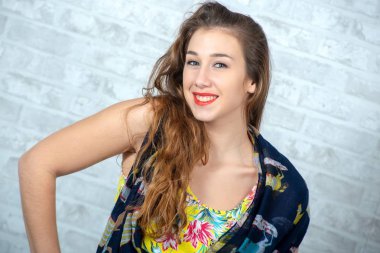 uzun saçlı Genç ve güzel kadın