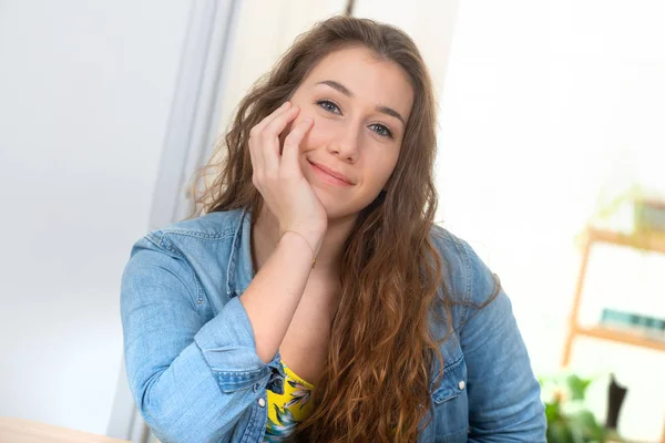 Eine Lächelnde Hübsche Junge Frau Mit Blauer Jeansjacke — Stockfoto