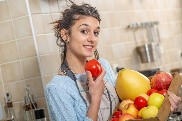 Uśmiechnięta Młoda Kobieta Różnych Owoców Kuchni — Zdjęcie stockowe