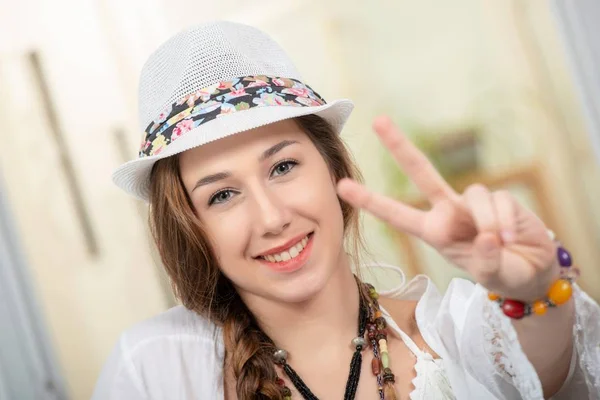 Retrato Hermosa Chica Hippie Con Sombrero Verano Blanco —  Fotos de Stock