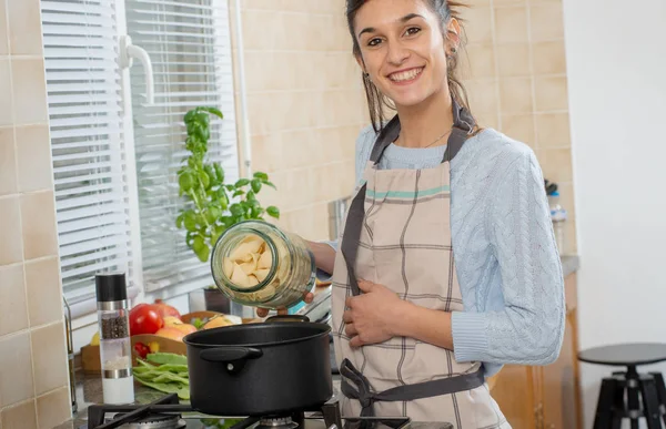 Ganska Ung Brunett Kvinna Matlagning Köket — Stockfoto