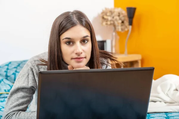 Jovem Morena Deitada Cama Usando Laptop — Fotografia de Stock