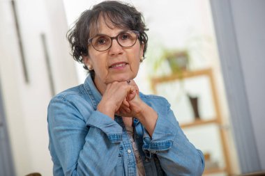 üst düzey bir esmer bir kot ceket ile portresi