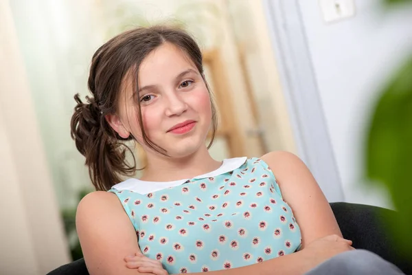 Egy Gyönyörű Fiatal Tizenéves Lány Karosszékben Portréja — Stock Fotó