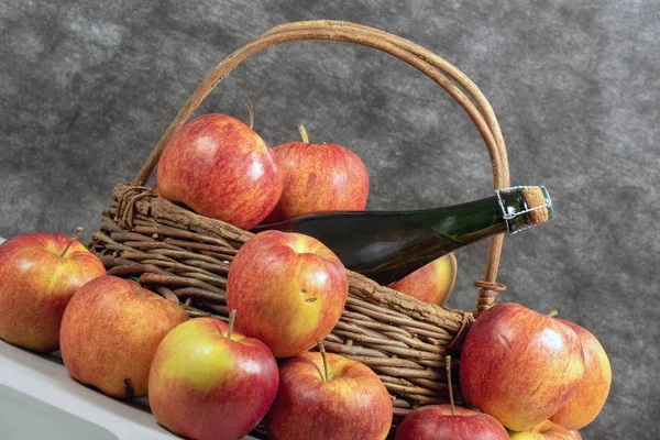 Een Fles Cider Mooie Biologische Appels — Stockfoto