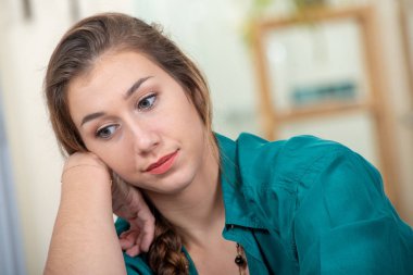 Güzel, düşünceli genç bir kadının portresi.