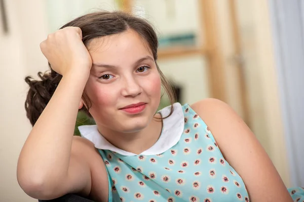 Portret Van Een Mooie Jonge Tiener Meisje Zittend Fauteuil — Stockfoto