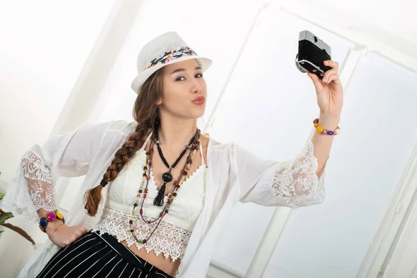Portret Pięknej Hipisowskiej Dziewczyny Robiącej Selfie Zabytkowym Aparatem — Zdjęcie stockowe