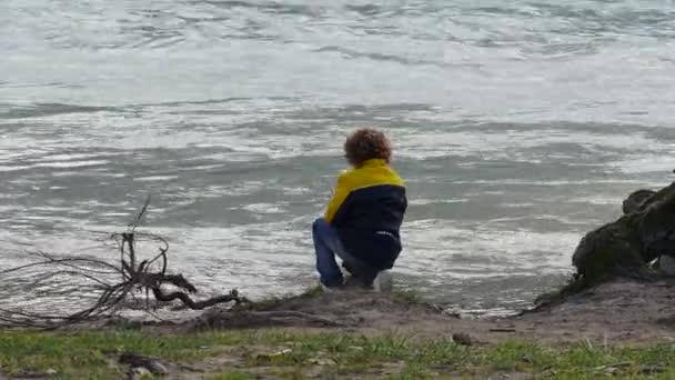 Niño Con Pelos Rizados Jugando Cerca Del Río Otoño — Vídeos de Stock