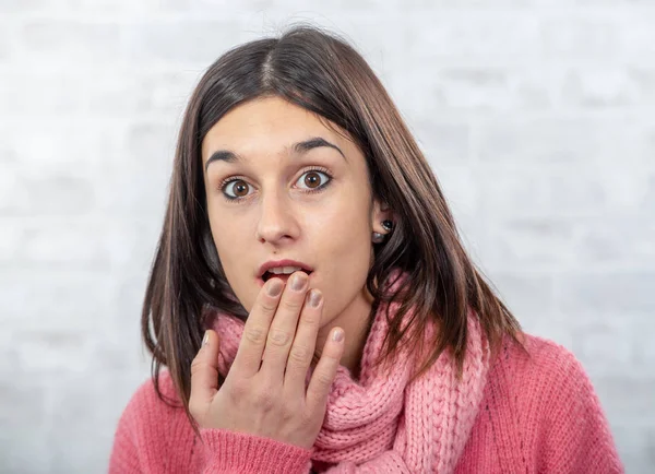 Een Mooie Jonge Brunette Vrouw Verrast — Stockfoto