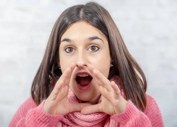 Een Mooie Jonge Brunette Vrouw Met Handen Rond Haar Mond — Stockfoto