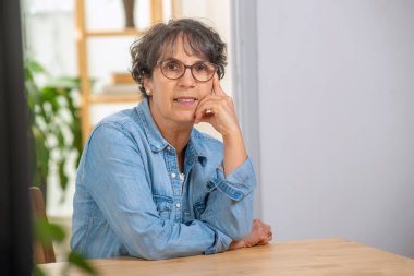 bir kot ceket ile üst düzey esmer portresi