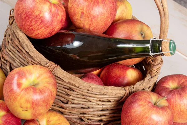 Eine Flasche Apfelwein Und Schöne Bio Äpfel — Stockfoto