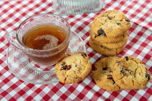 Xícara Chá Com Biscoitos Guardanapo Xadrez Vermelho Branco — Fotografia de Stock