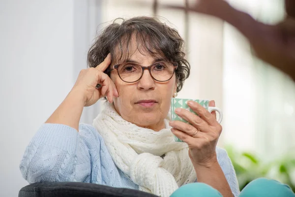 Portret Van Senior Brunette Met Een Blauwe Trui — Stockfoto