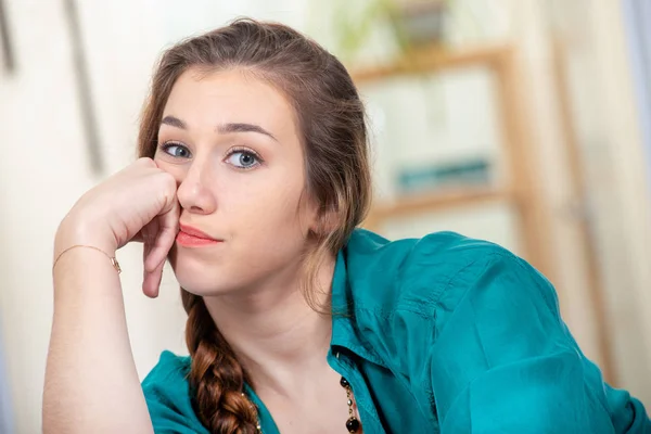 Een Mooie Jonge Vrouw Gekleed Groen Moe — Stockfoto