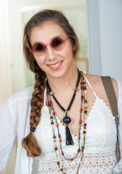 Retrato Hermosa Chica Hippie Sonriente — Foto de Stock