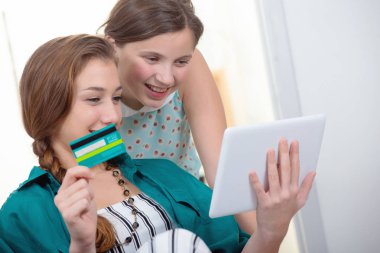 Genç bir kadın ve Internet üzerinde satın bir genç kız