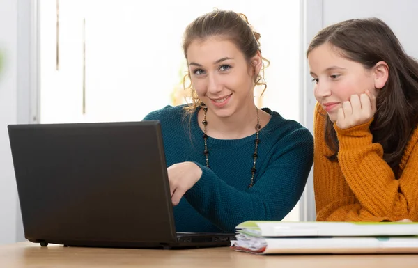 Mujer Joven Ayuda Una Chica Adolescente Con Tarea — Foto de Stock