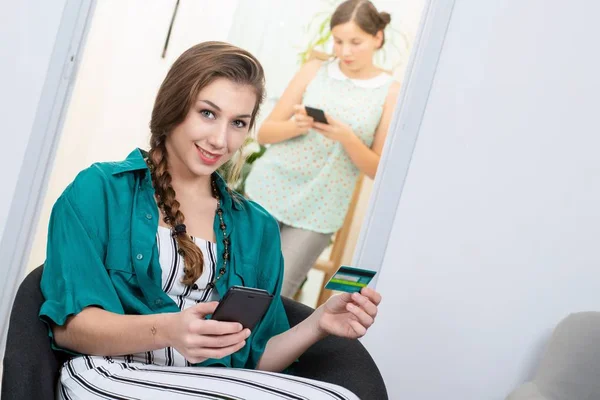 Uśmiechający Się Młoda Kobieta Kupowanie Internecie Smartfonem — Zdjęcie stockowe