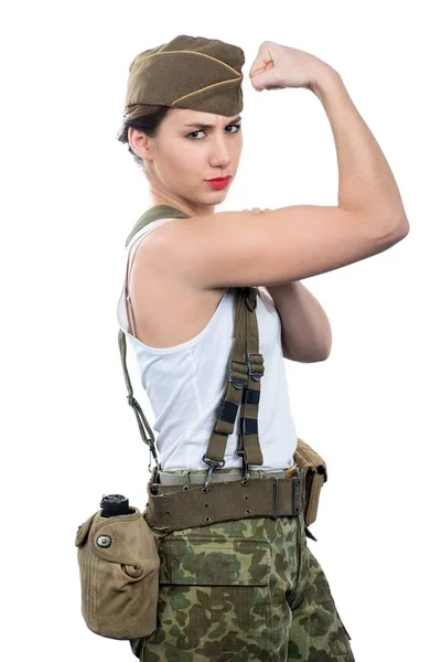 Молодая Женщина Военной Форме Показывает Свои Бицепсы — стоковое фото