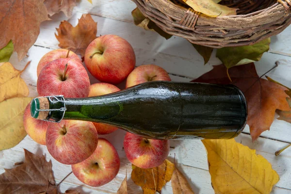 Una Botella Sidra Hermosas Manzanas Orgánicas — Foto de Stock