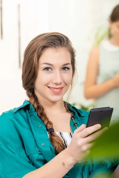 Una Mujer Joven Bonita Con Pelos Largos Usando Teléfono Inteligente —  Fotos de Stock