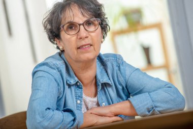 bir kot ceket ile üst düzey esmer portresi