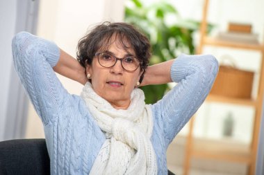 mavi kazak ile üst düzey esmer portresi