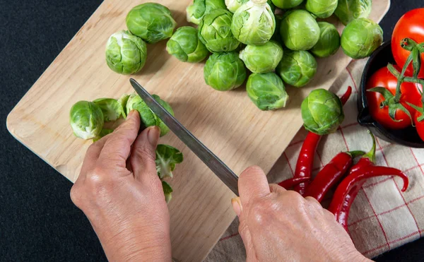 Een Close Van Vrouw Handen Snijden Spruiten Houten Plank — Stockfoto